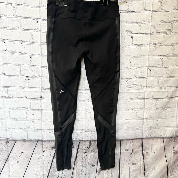 ALO YOGA EPIC LEGGING IN BLACK - Picture 6 of 10